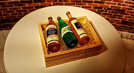 CASUTE DE PAPUSI LA SCARA 1:12 – mobilier și accesorii premium pentru colecționari - Lada din lemn - 3 sticle de vin si cuburi de gheata-miniatura