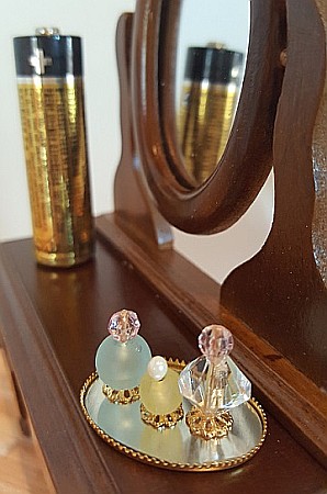 Set sticlute parfum - miniaturi papusi