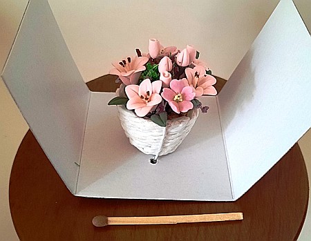 GRADINA - mobilier, decoratiuni si accesorii miniaturi papusi - Ghiveci alb impletit cu flori colorate roz - miniatura papusi