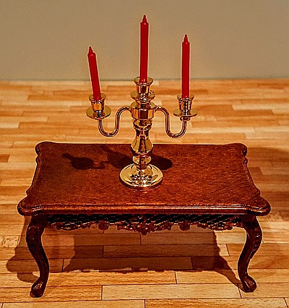 CASUTE DE PAPUSI LA SCARA 1:12 – mobilier și accesorii premium pentru colecționari - Sfesnic din metal auriu cu 3 brate si 3 lumanarele MINIATURA