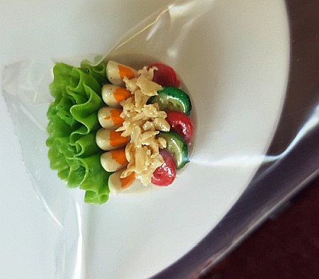 Bacanie, mancare si desert miniaturi casuta papusi - Platou cu salata asortata 4 - miniatura colectionari papusi