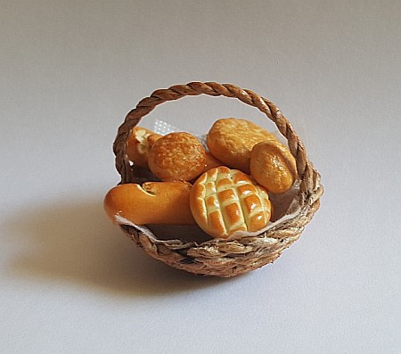 Bacanie, mancare si desert miniaturi casuta papusi - Cos mare cu toarta cu paine - miniatura papusi colectionari