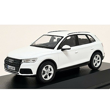 Masini de strada - Macheta auto Audi Q5 2017 alb ibis, 1:43 Spark Dealer edition