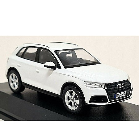 Macheta auto Audi Q5 2017 alb ibis, 1:43 Spark Dealer edition [4]