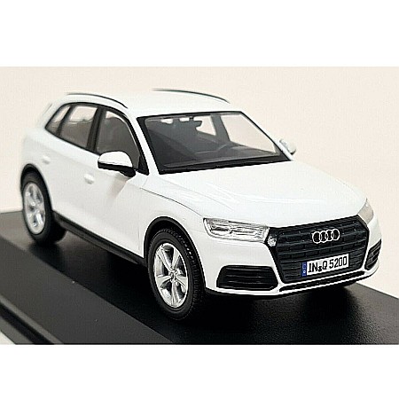 Macheta auto Audi Q5 2017 alb ibis, 1:43 Spark Dealer edition [1]