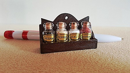 BUCATARIE - mobila, vase, ustensile, mancare, aparatura miniaturi papusi - Etajera din lemn cu condimente - miniaturi casute de papusi