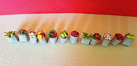 BUCATARIE - mobila, vase, ustensile, mancare, aparatura miniaturi papusi - Punga cu legume asortate -colectie  12 buc - miniaturi papusi