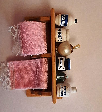 BAIE - Obiecte sanitare si Accesorii baie casuta papusi - Etajera baie cu accesorii - miniatura casute de papusi