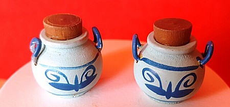 BUCATARIE - mobila, vase, ustensile, mancare, aparatura miniaturi papusi - Set 2 recipiente pentru biscuiti - miniatura papusi