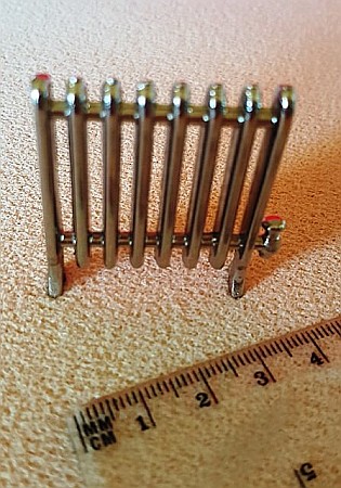 Accesorii diverse casuta Papusi - Calorifer din metal argintiu - miniatura papusi