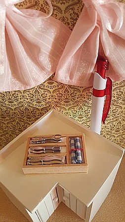 Accesorii diverse casuta Papusi - CUTIE DIN LEMN CU TACAMURI 1:12