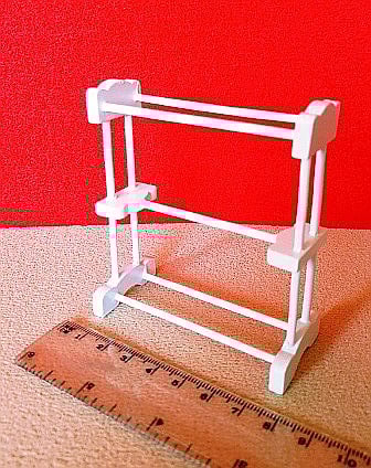 BAIE - Obiecte sanitare si Accesorii baie casuta papusi - Suport prosoape - din lemn culoare alba -miniatura papusi