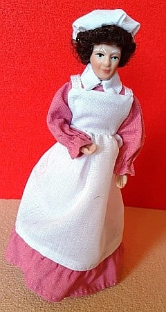 Papusi din portelan in miniatura pentru casute papusi si colectionari - Papusa portelan - bucatareasa - miniatura 1:12