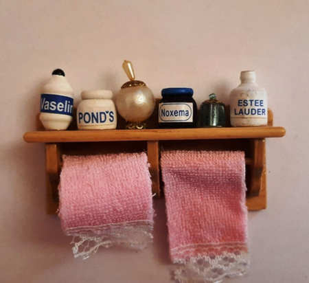 Etajera baie cu accesorii - miniatura casute de papusi