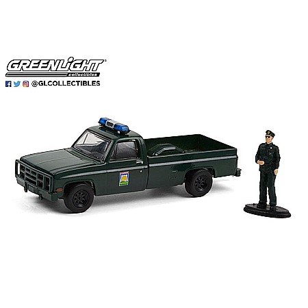 Militare - Machete auto Chevrolet M1008 1986 cu figurina, seria The Hobby Shop 10, Greenlight 97100D