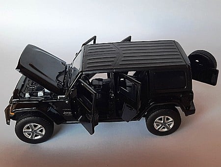 Masini de strada - Jeep Wrangler Sahara negru, macheta auto cu lumini, sunet, suspensie  1/32 Tayumo