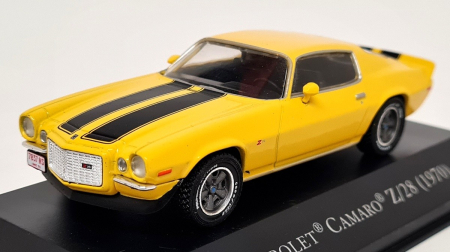 Macheta auto Chevrolet Camaro Z/28 1970, galben cu 2 dungi negre, scara 1:43, cu vitrina [1]