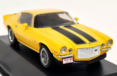 Masini de strada - Macheta auto Chevrolet Camaro Z/28 1970, galben cu 2 dungi negre, scara 1:43, cu vitrina
