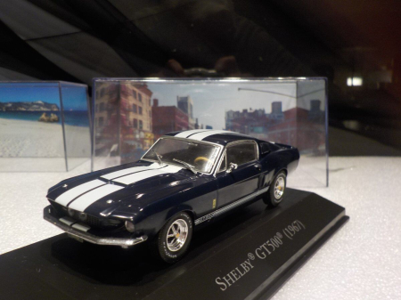 Macheta Auto Ford Mustang Shelby GT500 Coupe 1967 – Negru-Alb cu Vitrina, Scara 1:43 [1]