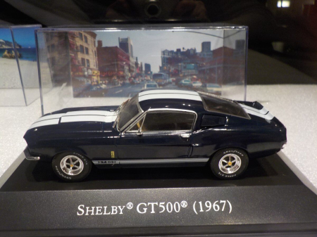Masini de strada - Macheta Auto Ford Mustang Shelby GT500 Coupe 1967 – Negru-Alb cu Vitrina, Scara 1:43