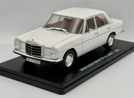 Macheta Auto Mercedes-Benz W115 200D 1968 Alb – Scara 1:24, Vitrina Plexiglas Outlet [4]
