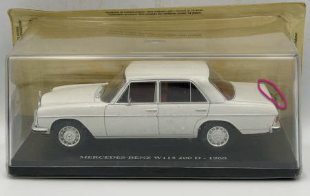OUTLET - Macheta Auto Mercedes-Benz W115 200D 1968 Alb – Scara 1:24, Vitrina Plexiglas Outlet