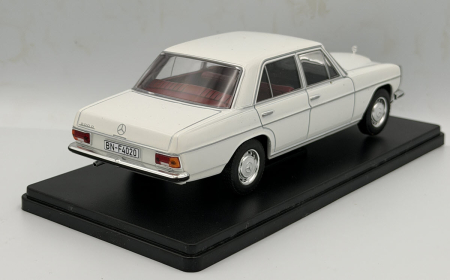 Macheta Auto Mercedes-Benz W115 200D 1968 Alb – Scara 1:24, Vitrina Plexiglas Outlet [5]