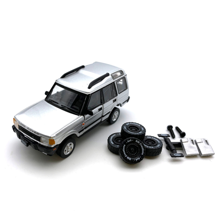 Macheta Land Rover Discovery 1 1998 argintiu, scara 1:64 – BM Creations cu roti off-road suplimentare [1]
