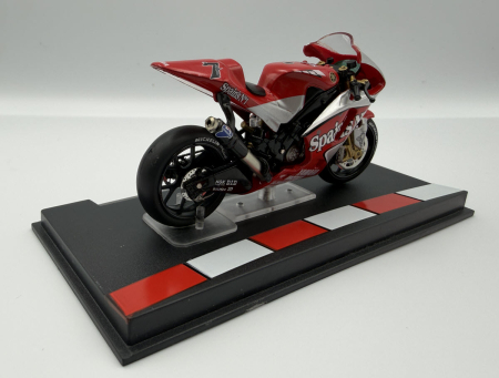 Macheta Motocicleta Yamaha YZR-M1 Carlos Checa Moto GP 2004 – Scara 1:24 [1]