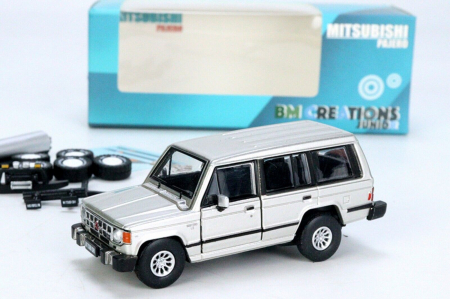 Masini de strada - Mitsubishi Pajero MK1 argintiu, scara 1/64 cu accesorii, BM Creations