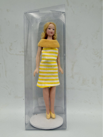 Papusa din portelan in rochie galbena cu dungi albe scara 1/12, tinuta moderna [2]