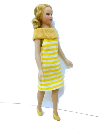 Papusa din portelan in rochie galbena cu dungi albe scara 1/12, tinuta moderna [1]