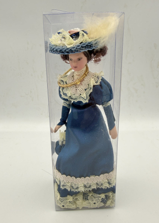 Papusa din portelan scara 1/12 cu rochie albastra de epoca, palarie, poseta si suport [1]