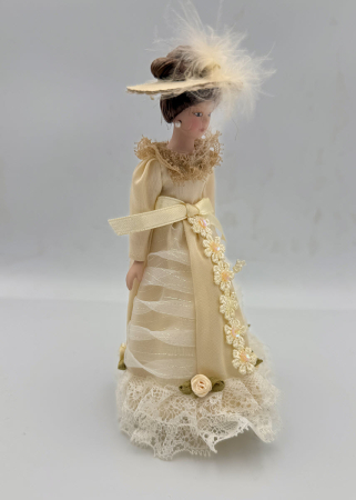 Papusa din portelan scara 1/12 cu rochie bej de epoca, palarie si suport [1]