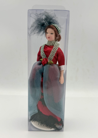 Papusa din portelan scara 1/12 cu rochie rosie de epoca, palarie si suport [1]