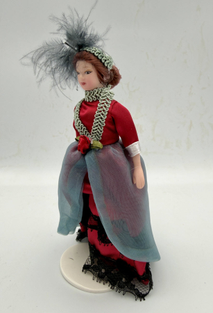 Papusa din portelan scara 1/12 cu rochie rosie de epoca, palarie si suport [2]