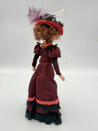 Papusa din portelan scara 1/12 cu rochie visinie cu negru de epoca, palarie si suport [2]