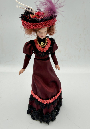 Papusa din portelan scara 1/12 cu rochie visinie cu negru de epoca, palarie si suport [1]