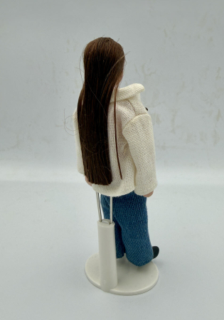 Papusa din portelan tanara cu par lung - miniatura casute de papusi [1]