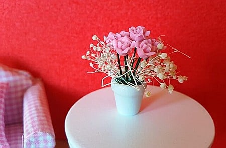 GRADINA - mobilier, decoratiuni si accesorii miniaturi papusi - Aranjament trandafiri in vas de portelan - miniatura casute papusi