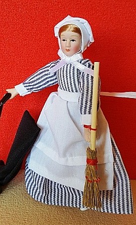 Papusi din portelan in miniatura pentru casute papusi si colectionari - Papusa portelan - camerista - 1:12