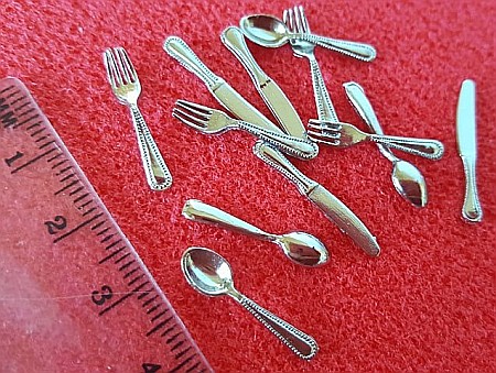 Accesorii diverse casuta Papusi - Set de 12 tacamuri - din metal - culoare argintie - miniatura colectionari 1:12