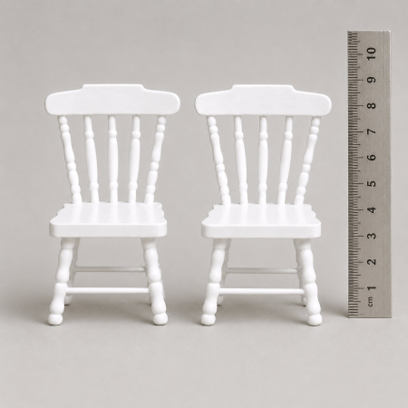 Seturi mobilier miniatural - Set 2 scaune albe miniaturale cu spatar decorativ, din lemn, pentru casute de papusi si diorame