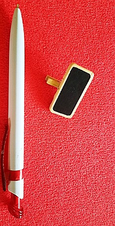 Accesorii diverse casuta Papusi - Tablita de scris din lemn cu carlig de prindere - miniatura 1:12