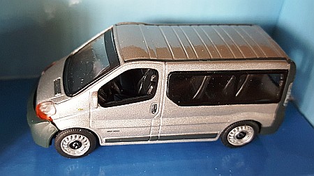 MACHETE AUTO - Macheta Renault Trafic persoane argintiu Scara 1:72 Cararama