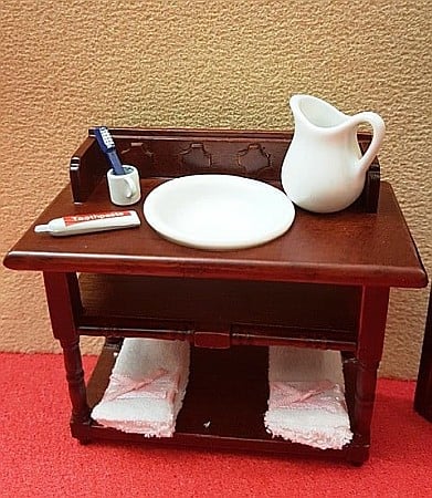 BAIE - Obiecte sanitare si Accesorii baie casuta papusi - Masuta cu spalator retro - cu accesorii din portelan - culoare mahon - miniatura