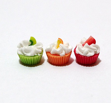 Bacanie, mancare si desert miniaturi casuta papusi - Set 3 CUPCAKE asortate - miniaturi papusi colectionari