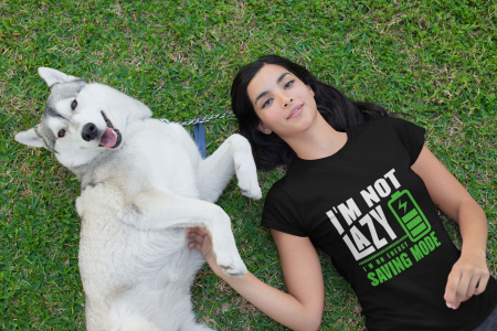 Tricouri personalizate pentru bărbați și femei - Tricou „I’m Not Lazy – Energy Saving Mode” – amuzant, bumbac 100%