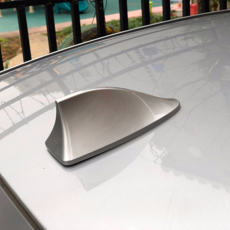 Electrice si Electronice Auto - Antena auto activa AM - FM tip "SHARK TAIL" culoare GRI ARGINTIU