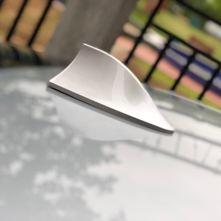 Electrice si Electronice Auto - Antena auto activa AM - FM tip "SHARK TAIL" culoare SILVER